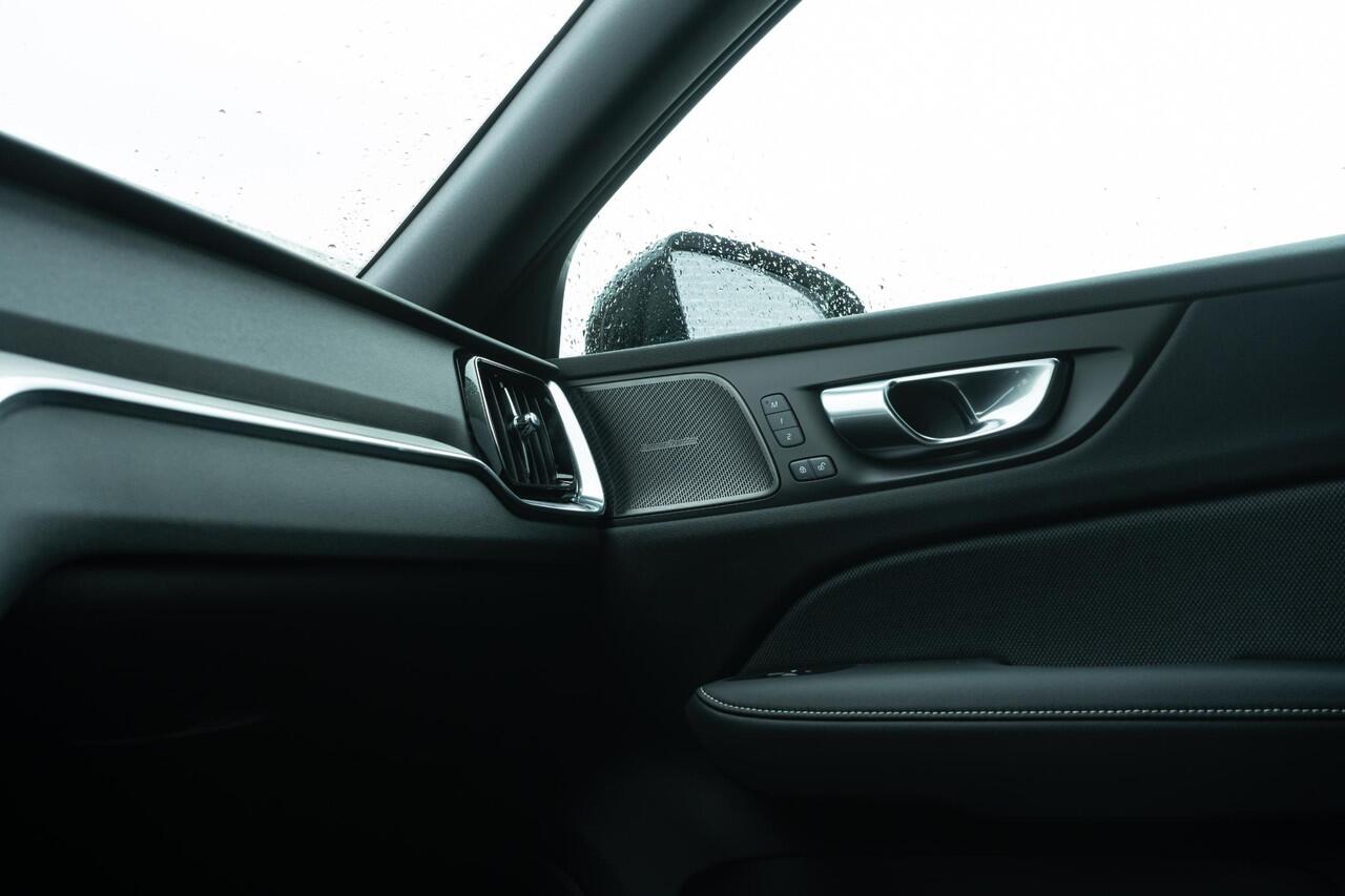 Volvo V60 T6 AWD 350 PK Plug-in hybrid Plus Dark | Extra getint glas | Verw.stoelen V+A | Parkeercamera | 19" 5-Triple Spaaks Black | Nappa Leder / Open Grid