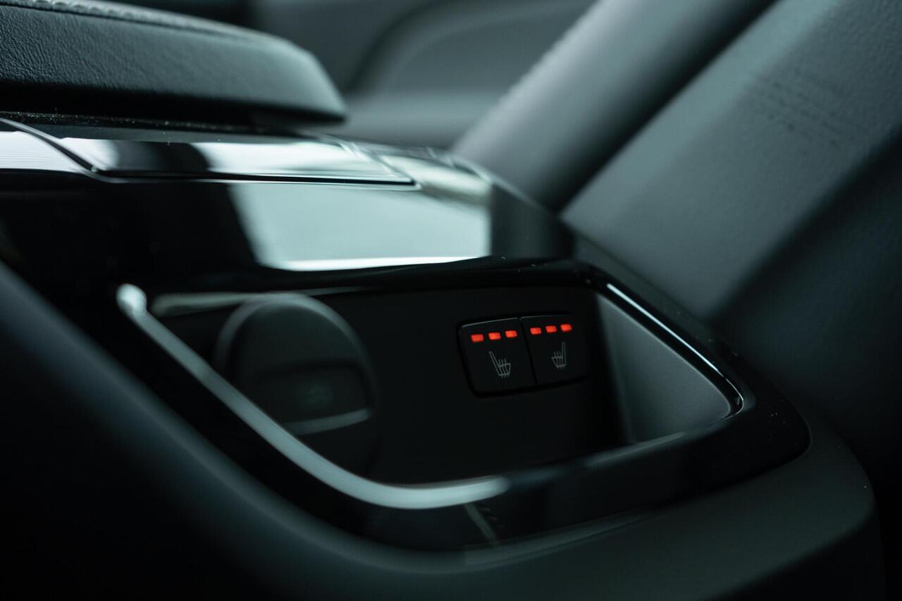 Volvo V60 T6 AWD 350 PK Plug-in hybrid Plus Dark | Extra getint glas | Verw.stoelen V+A | Parkeercamera | 19" 5-Triple Spaaks Black | Nappa Leder / Open Grid