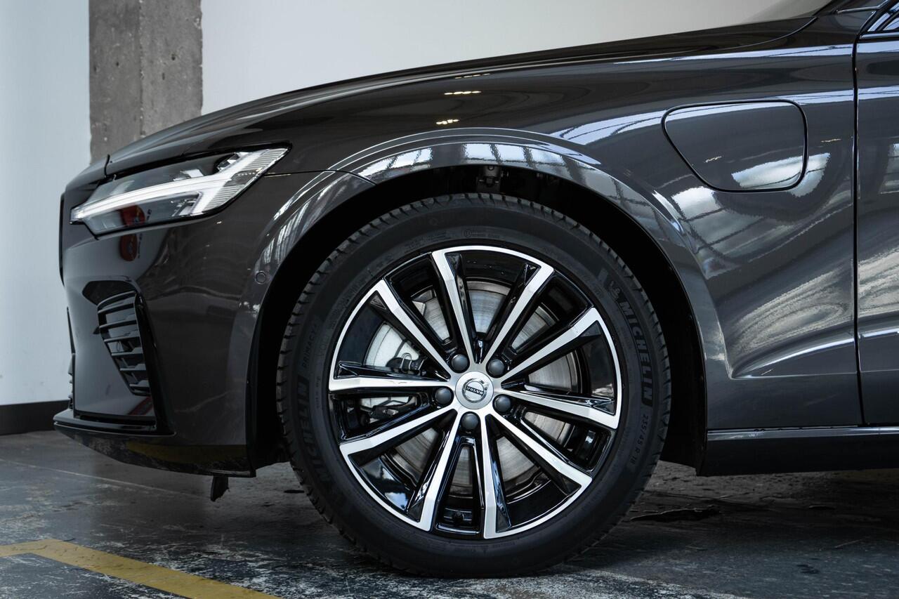 Volvo V60 T8 Plug-in hybrid AWD Ultra Bright | Head-up display | Adaptieve Cruise Control met Pilot Assist | Premium audio by Bowers & Wilkins | Elektrisch bedienbaar panoramisch schuif/-kanteldak | Elektrische voorstoelen met geheugen | 360° Parkeercamera | Park A