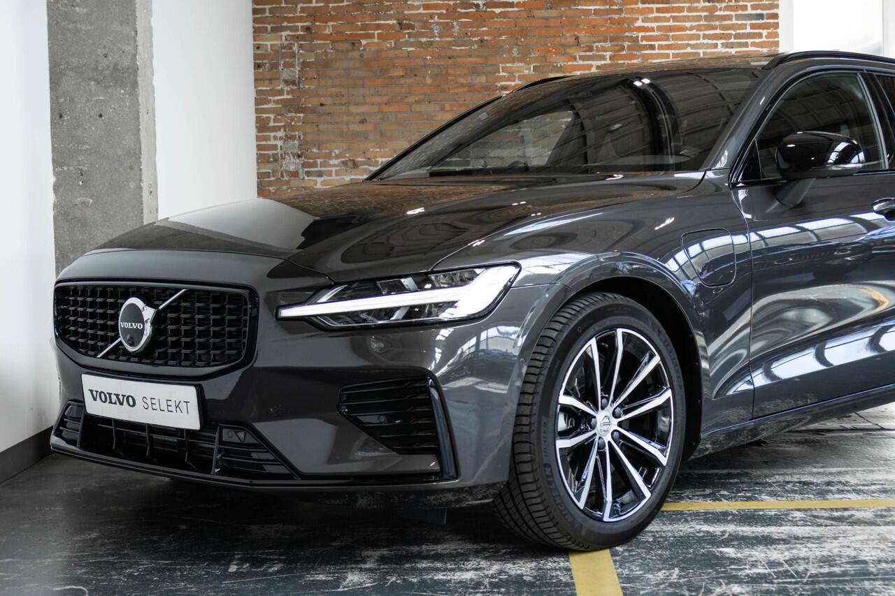 Volvo V60 T8 Plug-in hybrid AWD Ultra Bright | Head-up display | Adaptieve Cruise Control met Pilot Assist | Premium audio by Bowers & Wilkins | Elektrisch bedienbaar panoramisch schuif/-kanteldak | Elektrische voorstoelen met geheugen | 360° Parkeercamera | Park A