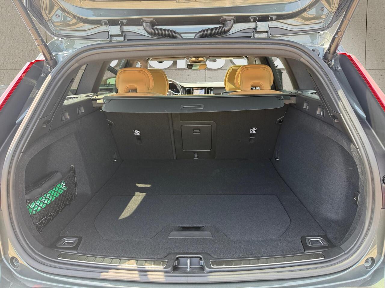 Volvo V60 2.0 T6 Plug-in hybrid AWD Plus Dark | Amber Nappa Lederen bekleding | Panoramadak | Extra getint glas | Harman/Kardon Audio |