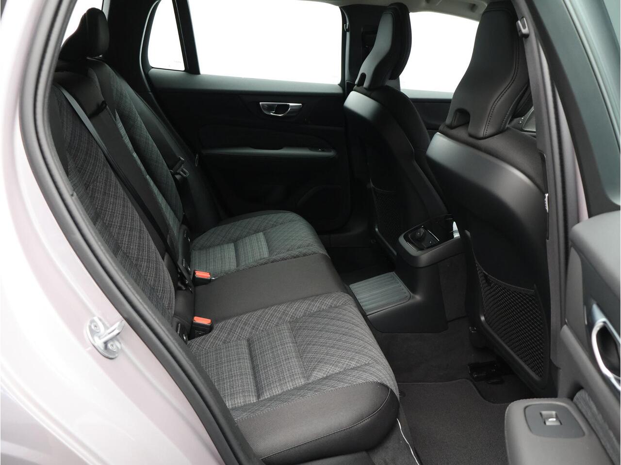 Volvo V60 2.0 T6 Plug-in hybrid AWD Core Business Edition / Harman Kardon / 360 camera / 19" / Stoel en stuurverwarming / Achterbankverwarming /