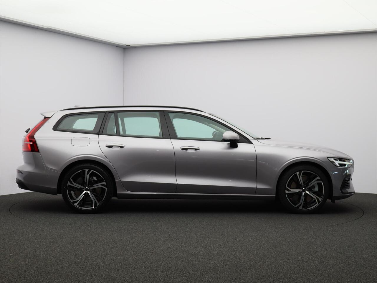 Volvo V60 2.0 T6 Plug-in hybrid AWD Core Business Edition / Harman Kardon / 360 camera / 19" / Stoel en stuurverwarming / Achterbankverwarming /