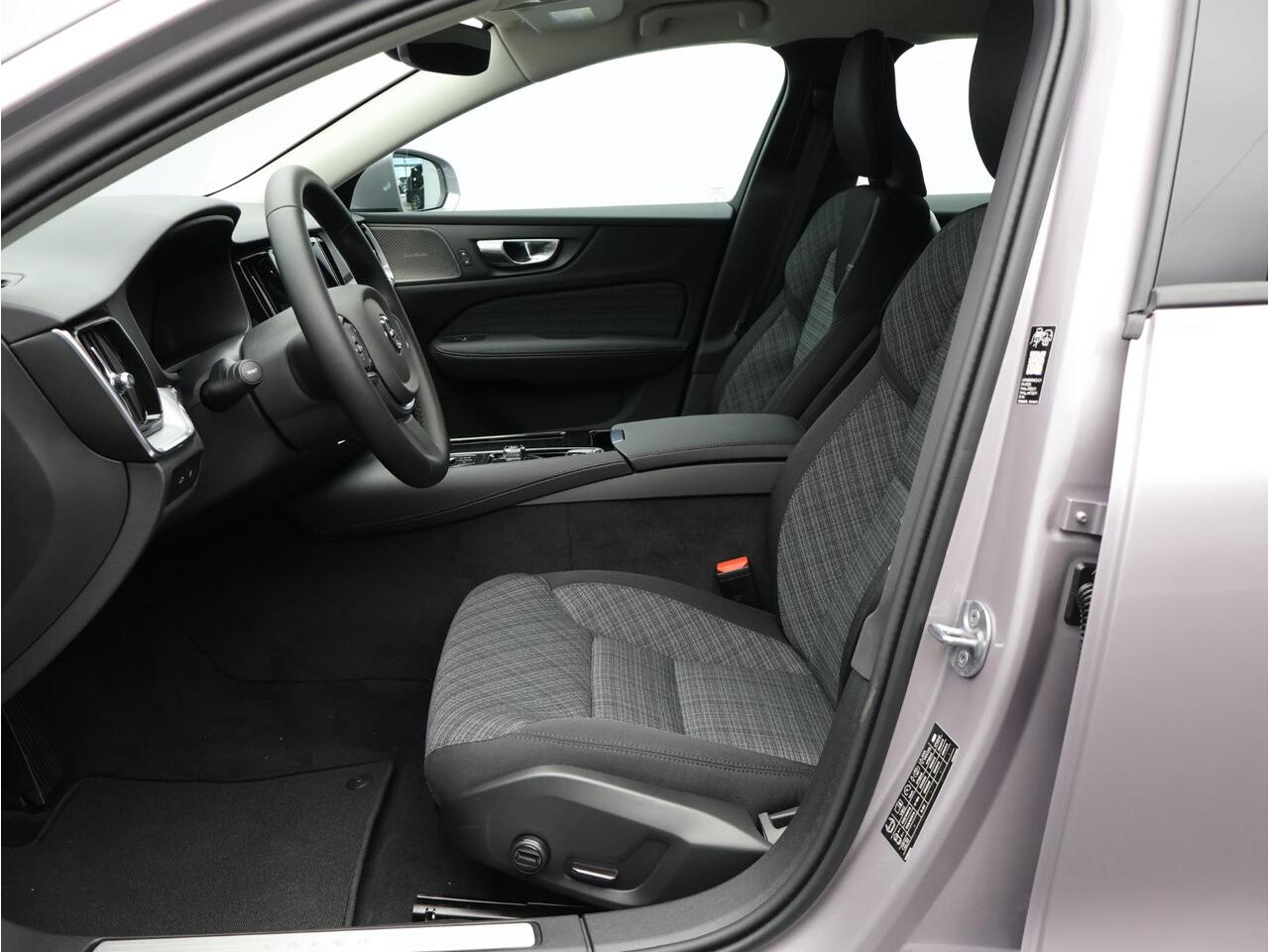 Volvo V60 2.0 T6 Plug-in hybrid AWD Core Business Edition / Harman Kardon / 360 camera / 19" / Stoel en stuurverwarming / Achterbankverwarming /