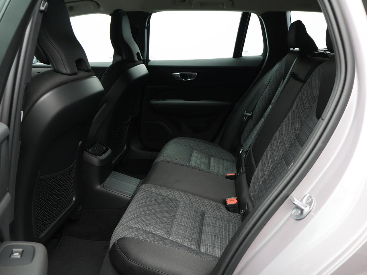 Volvo V60 2.0 T6 Plug-in hybrid AWD Core Business Edition / Harman Kardon / 360 camera / 19" / Stoel en stuurverwarming / Achterbankverwarming /