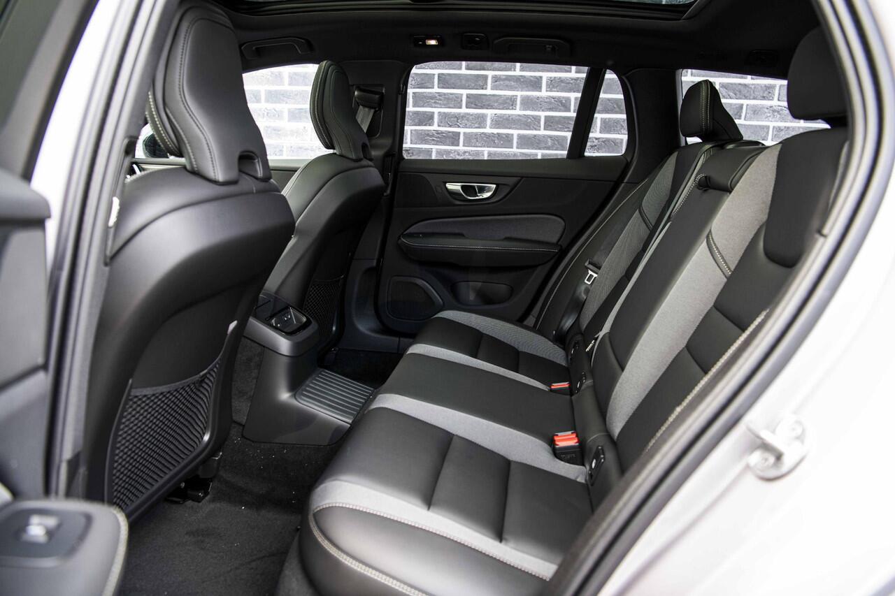 Volvo V60 2.0 T6 Plug-in hybrid AWD Plus Dark | Panoramadak | Head Up Display | Aurora Silver | Donker Glas | 360 Camera | 19" |