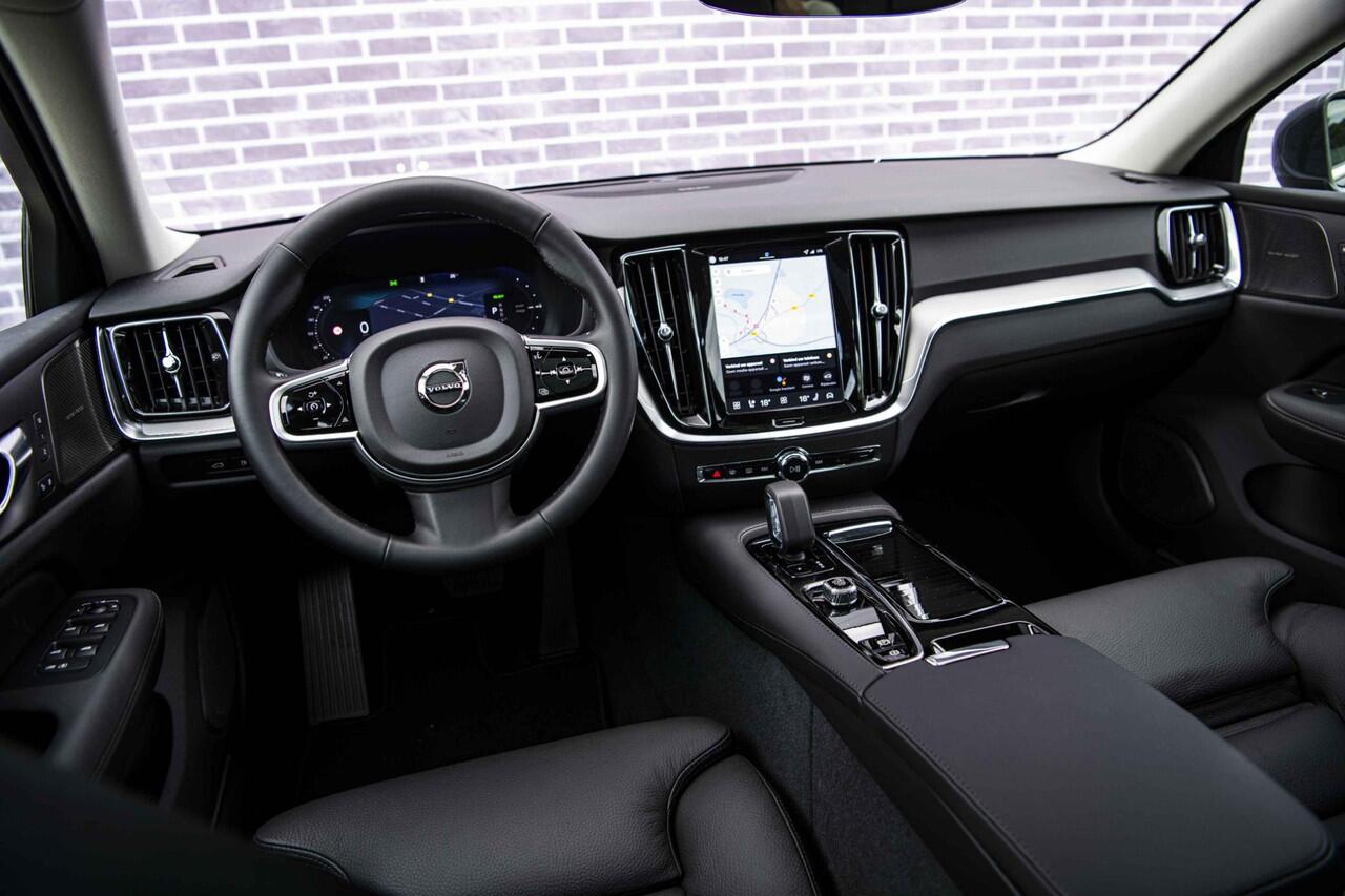 Volvo V60 2.0 T6 Plug-in hybrid AWD Plus Bright | Panoramadak | Adaptieve Cruise Control | Head Up Display | Forest Lake | Donker Glas | 360 Camera | 19" |