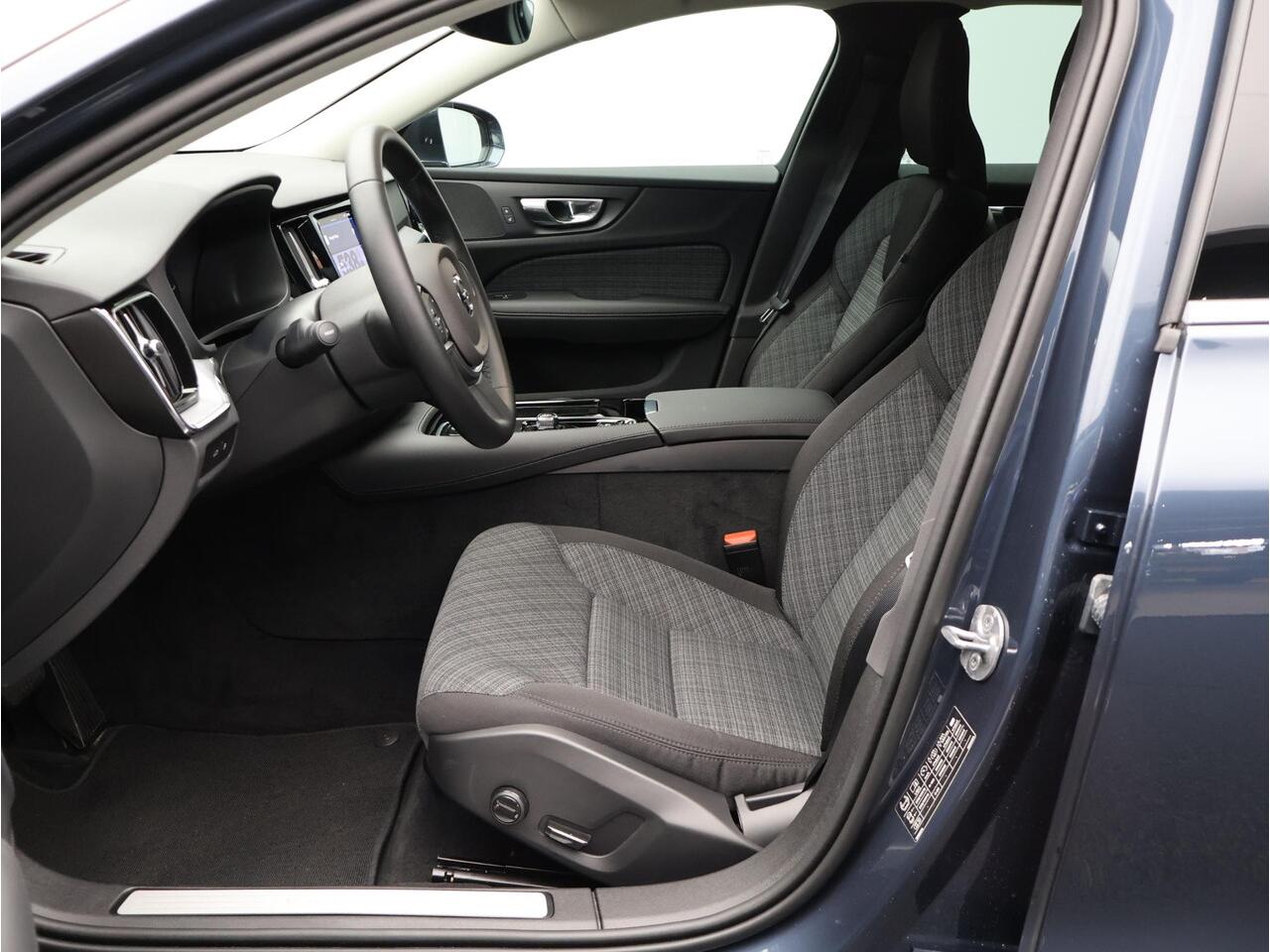 Volvo V60 T6 350PK Plug-in hybrid AWD Core Bright / Exterior Stylingkit / Trekhaak / 360 Camera / Lighting Pack / Keyless Entry / Full LED / BLIS / Elektrische Achterklep / Park Assist V+A /