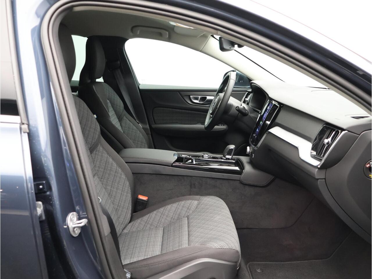 Volvo V60 T6 350PK Plug-in hybrid AWD Core Bright / Exterior Stylingkit / Trekhaak / 360 Camera / Lighting Pack / Keyless Entry / Full LED / BLIS / Elektrische Achterklep / Park Assist V+A /