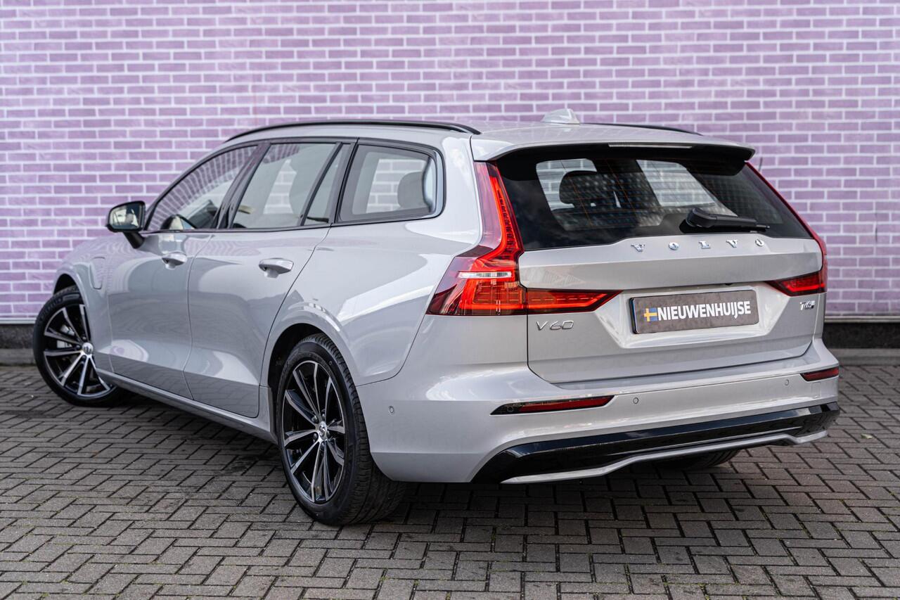 Volvo V60 2.0 T6 Plug-in hybrid AWD Plus Dark | Harman Kardon Audio | Trekhaak | Stoel- / Stuurverwarming Voor + Achter | 360 Camera | Adaptive Cruise | Long Range | Google | Carplay | Dodehoekdetectie