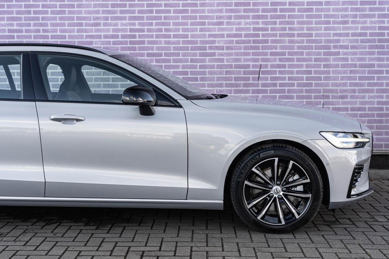 Volvo V60 2.0 T6 Plug-in hybrid AWD Plus Dark | Harman Kardon Audio | Trekhaak | Stoel- / Stuurverwarming Voor + Achter | 360 Camera | Adaptive Cruise | Long Range | Google | Carplay | Dodehoekdetectie