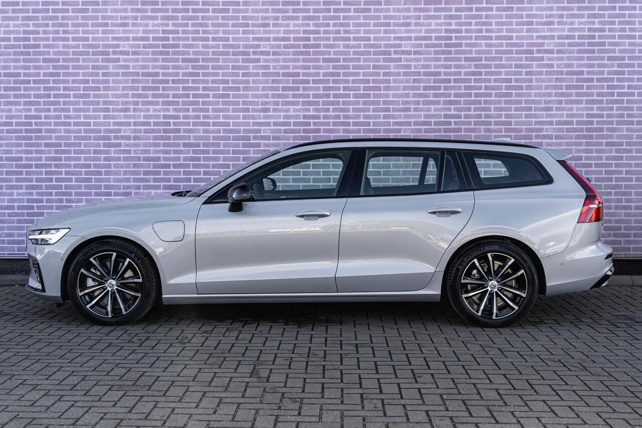 Volvo V60 2.0 T6 Plug-in hybrid AWD Plus Dark | Harman Kardon Audio | Trekhaak | Stoel- / Stuurverwarming Voor + Achter | 360 Camera | Adaptive Cruise | Long Range | Google | Carplay | Dodehoekdetectie