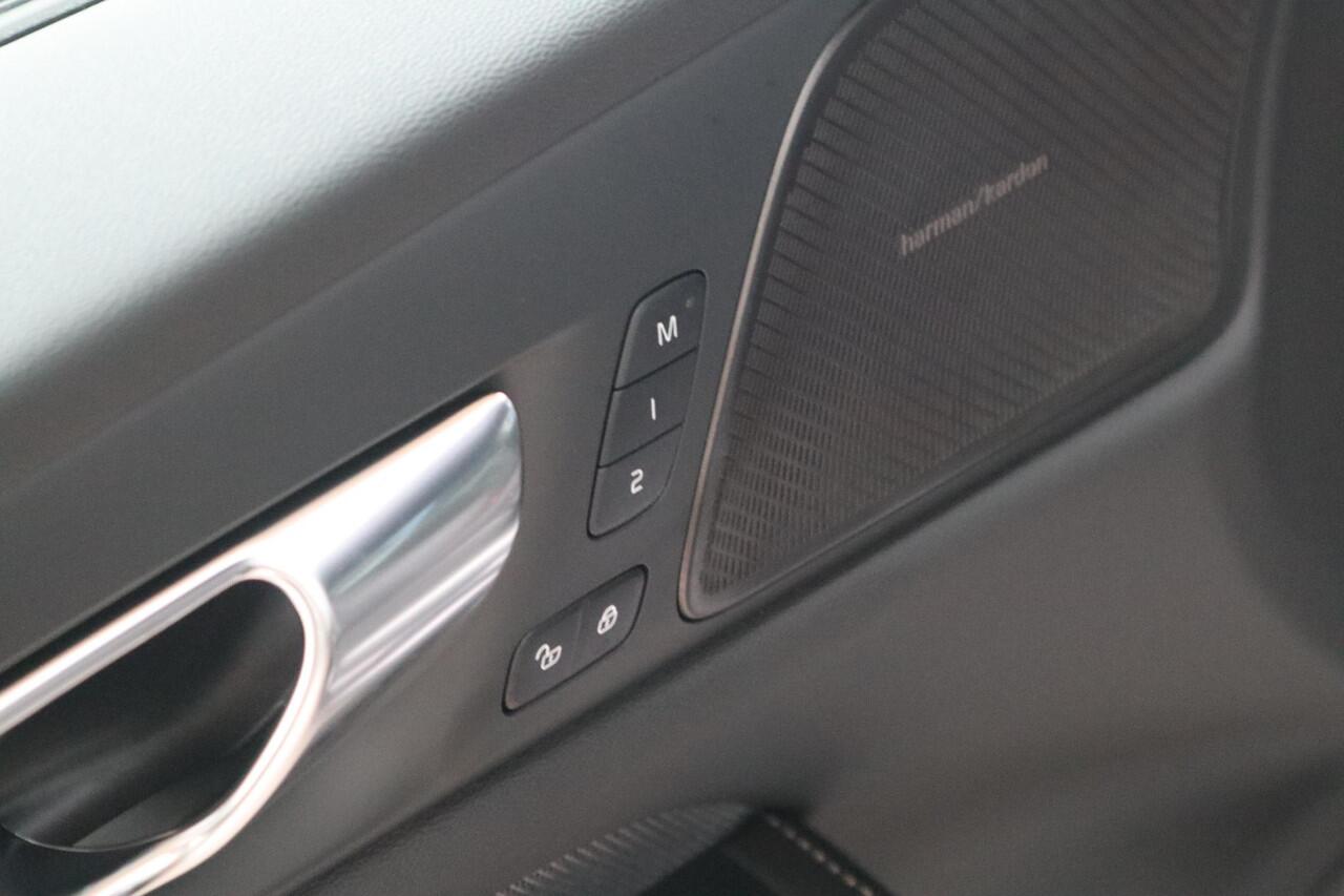 Volvo V60 2.0 T6 Plug-in hybrid AWD Plus Dark | 360* Camera| Harman Kardon audiosysteem| Stoelverwarming voor + achter| Stuurwielverwarming| Verwarmbare voorruit| Semi- elektrisch inklapbare trekhaak|