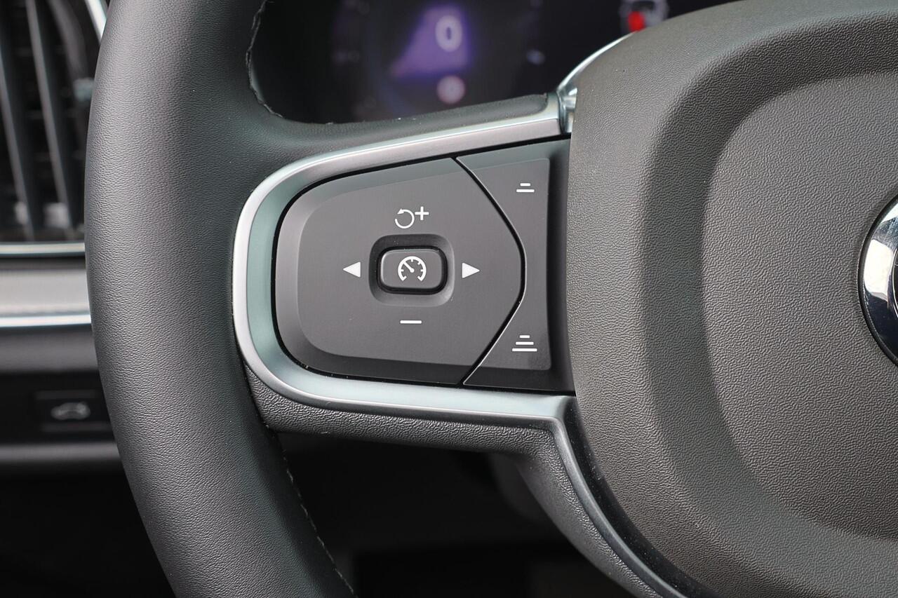 Volvo V60 T6 Recharge AWD Essential Bright - IntelliSafe Assist & Surround - Parkeercamera achter - Verwarmde voorstoelen, stuur & achterbank - Parkeersensoren voor & achter - High Performance audio - 19' LMV