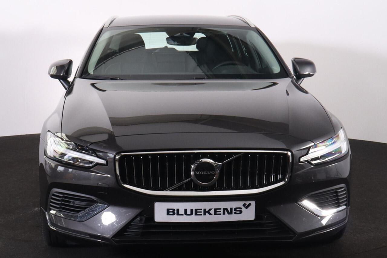 Volvo V60 T6 Recharge AWD Essential Bright - IntelliSafe Assist & Surround - Parkeercamera achter - Verwarmde voorstoelen, stuur & achterbank - Parkeersensoren voor & achter - High Performance audio - 19' LMV