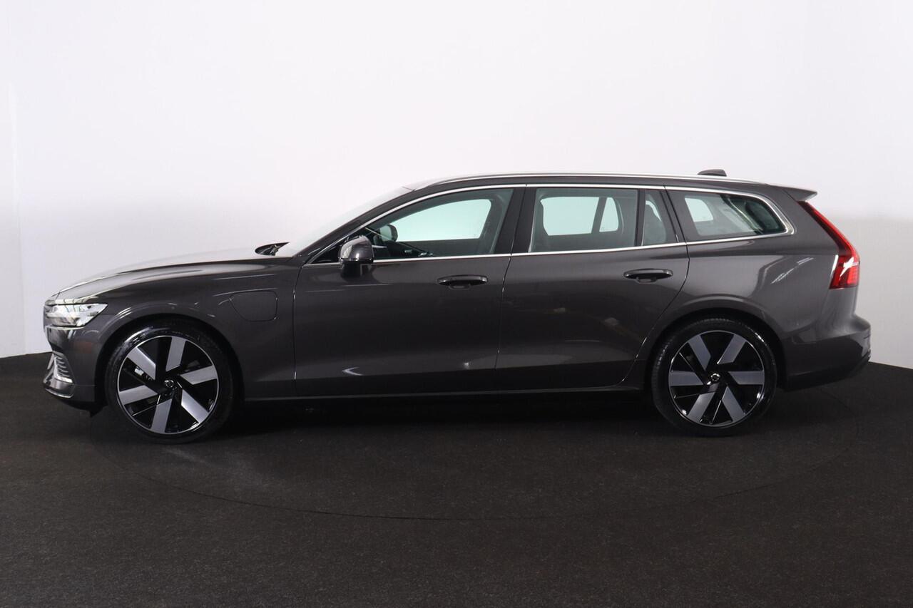 Volvo V60 T6 Recharge AWD Essential Bright - IntelliSafe Assist & Surround - Parkeercamera achter - Verwarmde voorstoelen, stuur & achterbank - Parkeersensoren voor & achter - High Performance audio - 19' LMV