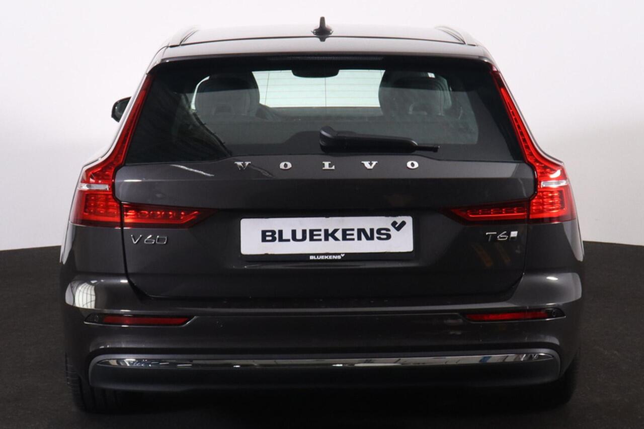 Volvo V60 T6 Recharge AWD Essential Bright - IntelliSafe Assist & Surround - Parkeercamera achter - Verwarmde voorstoelen, stuur & achterbank - Parkeersensoren voor & achter - High Performance audio - 19' LMV