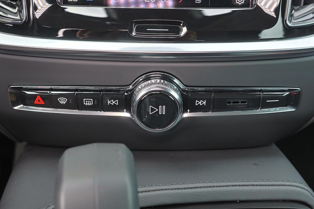 Volvo V60 T6 Recharge AWD Essential Bright - IntelliSafe Assist & Surround - Parkeercamera achter - Verwarmde voorstoelen, stuur & achterbank - Parkeersensoren voor & achter - High Performance audio - 19' LMV