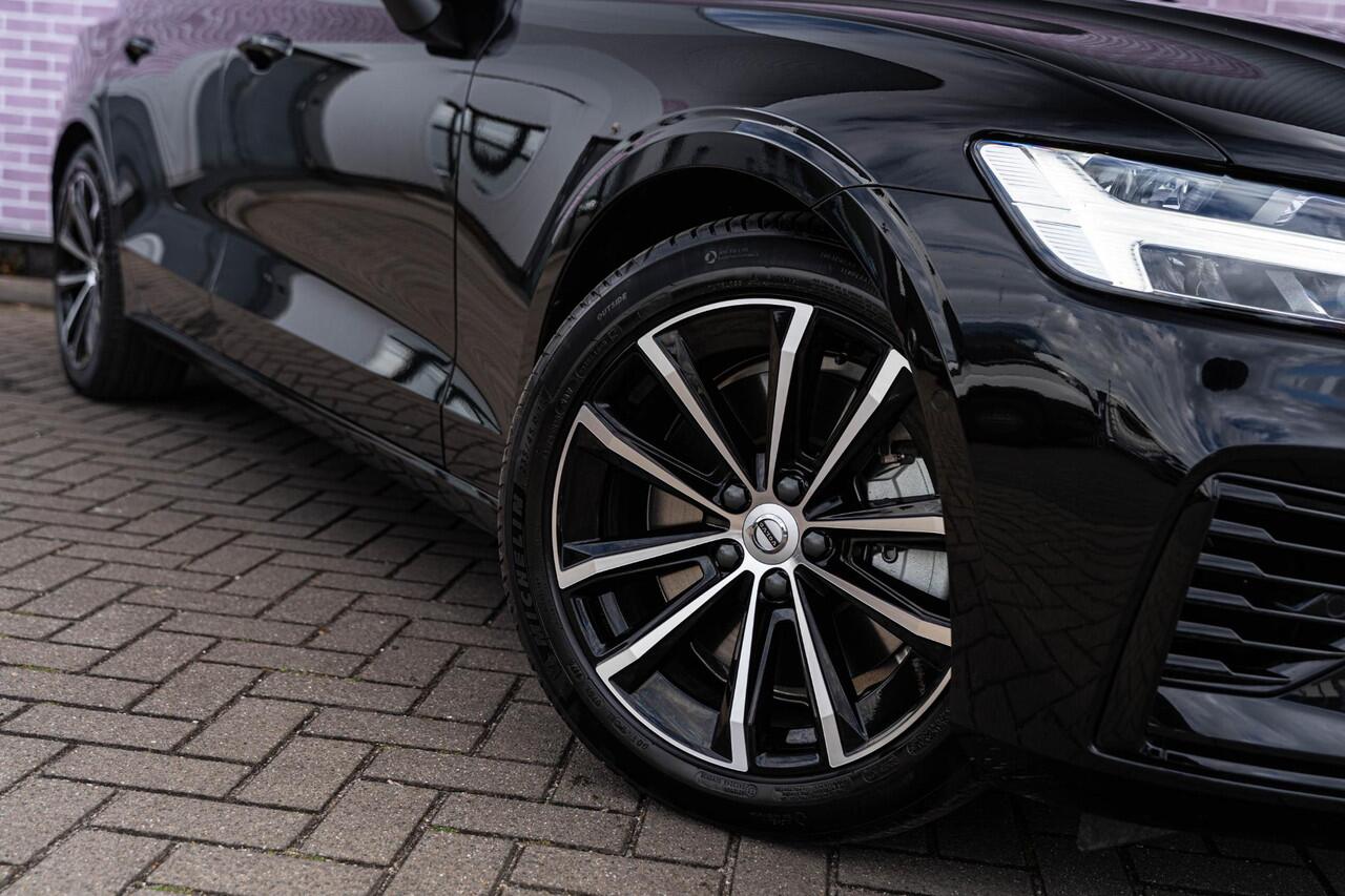 Volvo V60 2.0 T6 Plug-in hybrid AWD Plus Dark | Trekhaak | Harman Kardon | 360º Camera | Verwarmbare voorruit | Stoel- / Stuurverwarming Voor + Achter | Adaptive Cruise | Dodehoekdetectie | Verwarmbare voorruit | Power seats