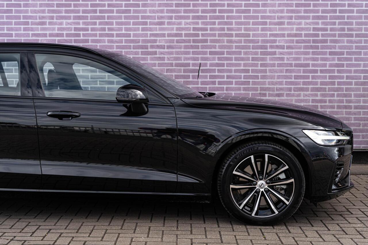 Volvo V60 2.0 T6 Plug-in hybrid AWD Plus Dark | Trekhaak | Harman Kardon | 360º Camera | Verwarmbare voorruit | Stoel- / Stuurverwarming Voor + Achter | Adaptive Cruise | Dodehoekdetectie | Verwarmbare voorruit | Power seats