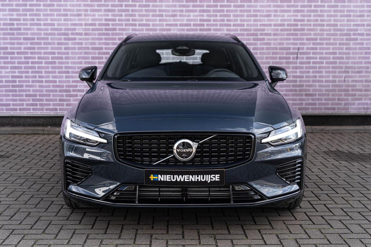 Volvo V60 2.0 T6 Plug-in hybrid AWD Plus Dark | Trekhaak | Harman Kardon | 360º Camera | Verwarmbare voorruit | Stoel- / Stuurverwarming Voor + Achter | Adaptive Cruise | BLIS | Verwarmbare voorruit | Power seats