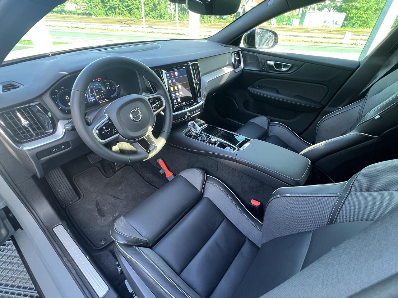 Volvo V60 2.0 T6 Plug-in hybrid AWD Plus Dark PHEV, Automaat, Trekhaak semi elektrisch inklapbaar, Driver assist, Stoelverwarming, Stuurverwarming, Harman Kardon, BLIS, Adaptive cruise