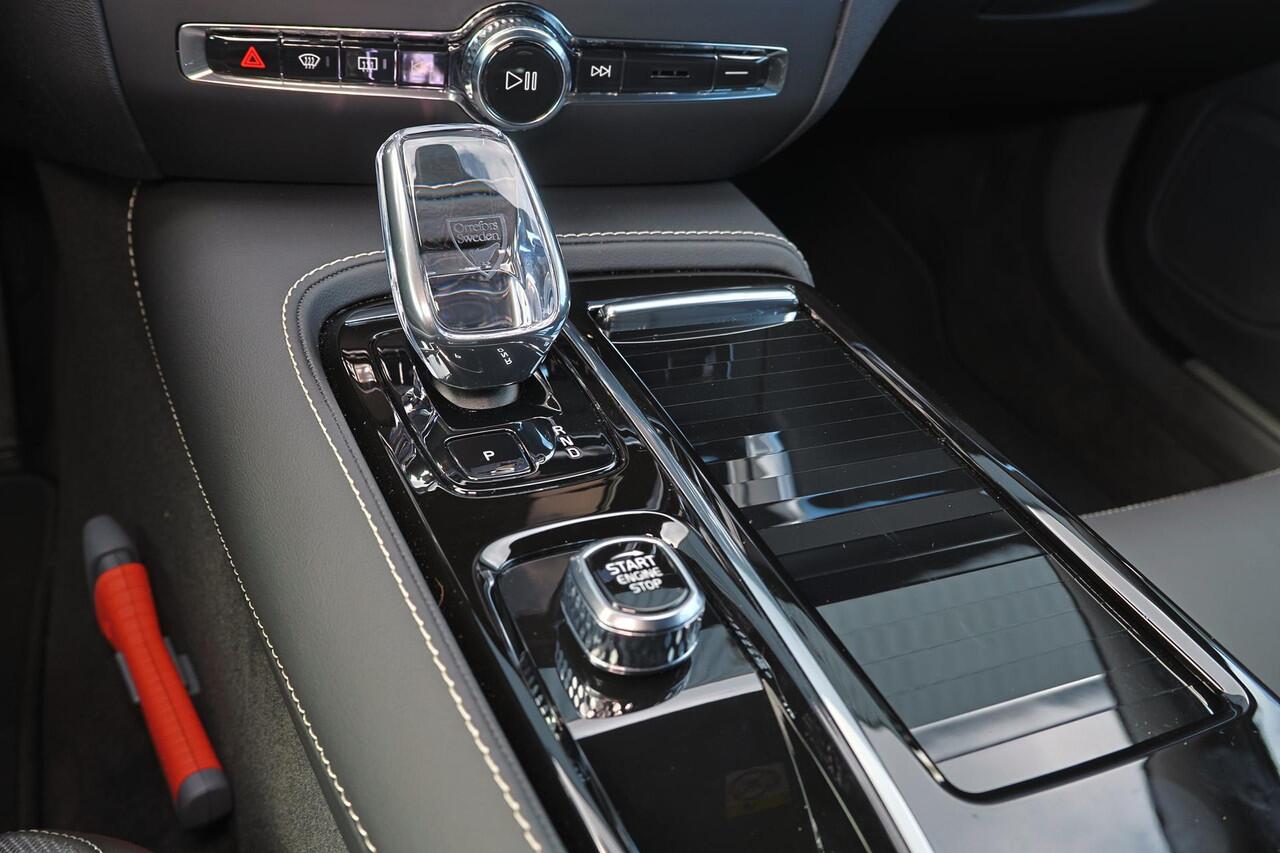 Volvo V60 T6 Recharge AWD Plus Dark - IntelliSafe Assist & Surround - 360º Camera - Harman/Kardon audio - Verwarmde voorstoelen, stuur & achterbank - Parkeersensoren voor & achter - Elektr. bedienb. voorstoelen met geheugen - Elektr. inklapbare trekhaak - 18' LMV