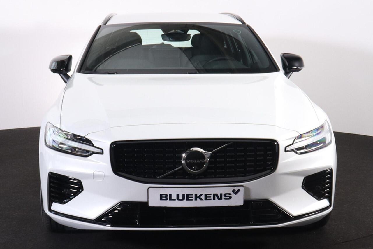 Volvo V60 T6 Recharge AWD Plus Dark - IntelliSafe Assist & Surround - 360º Camera - Harman/Kardon audio - Verwarmde voorstoelen, stuur & achterbank - Parkeersensoren voor & achter - Elektr. bedienb. voorstoelen met geheugen - Elektr. inklapbare trekhaak - 18' LMV