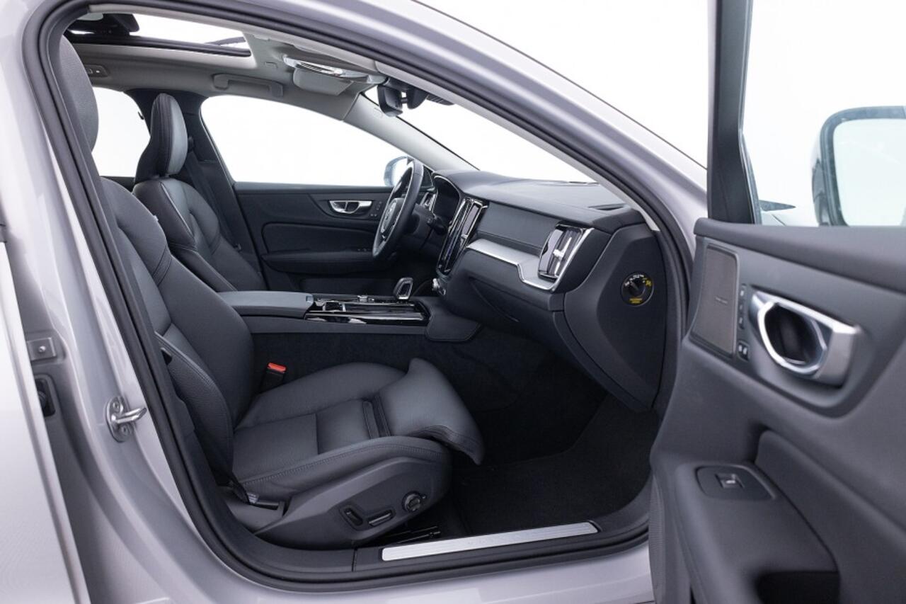 Volvo V60 2.0 T8 Plug-in hybrid AWD Ultra Dark | PANORAMADAK | Trekhaak ? 1e Eigenaar