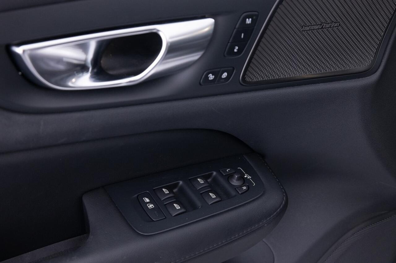 Volvo V60 2.0 T8 Plug-in hybrid AWD Ultra Dark | PANORAMADAK | Trekhaak ? 1e Eigenaar