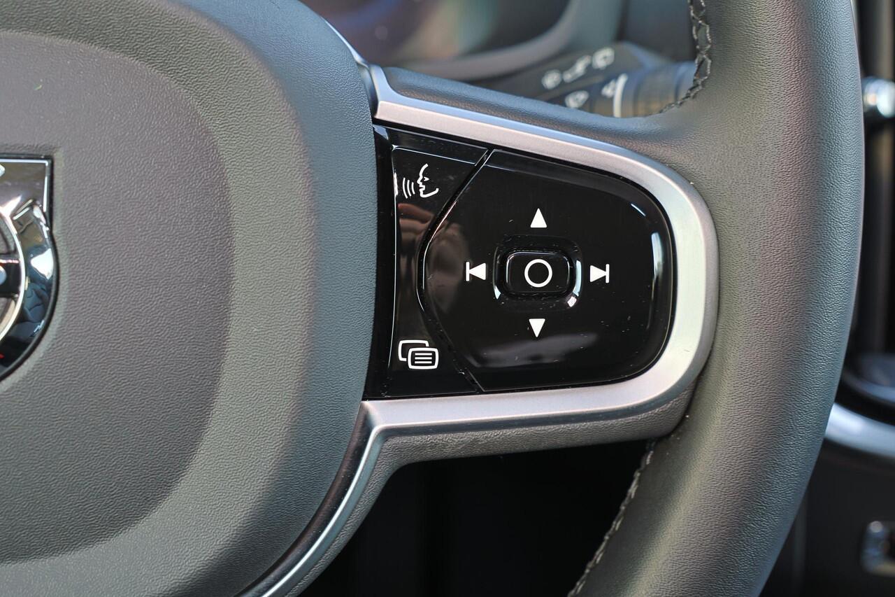 Volvo V60 T6 Recharge AWD Plus Dark - LONG RANGE - IntelliSafe Assist & Surround - 360º Camera - Harman/Kardon audio - Adaptieve LED koplampen - Verwarmde voorstoelen, stuur & achterbank - Parkeersensoren voor & achter - Elektr. bedienb. voorstoelen met geheugen - 