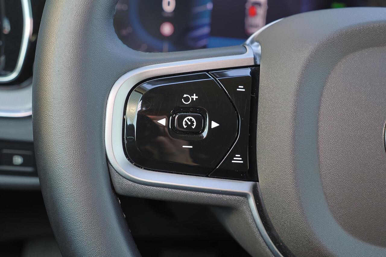 Volvo V60 T6 Recharge AWD Plus Dark - LONG RANGE - IntelliSafe Assist & Surround - 360º Camera - Harman/Kardon audio - Adaptieve LED koplampen - Verwarmde voorstoelen, stuur & achterbank - Parkeersensoren voor & achter - Elektr. bedienb. voorstoelen met geheugen - 