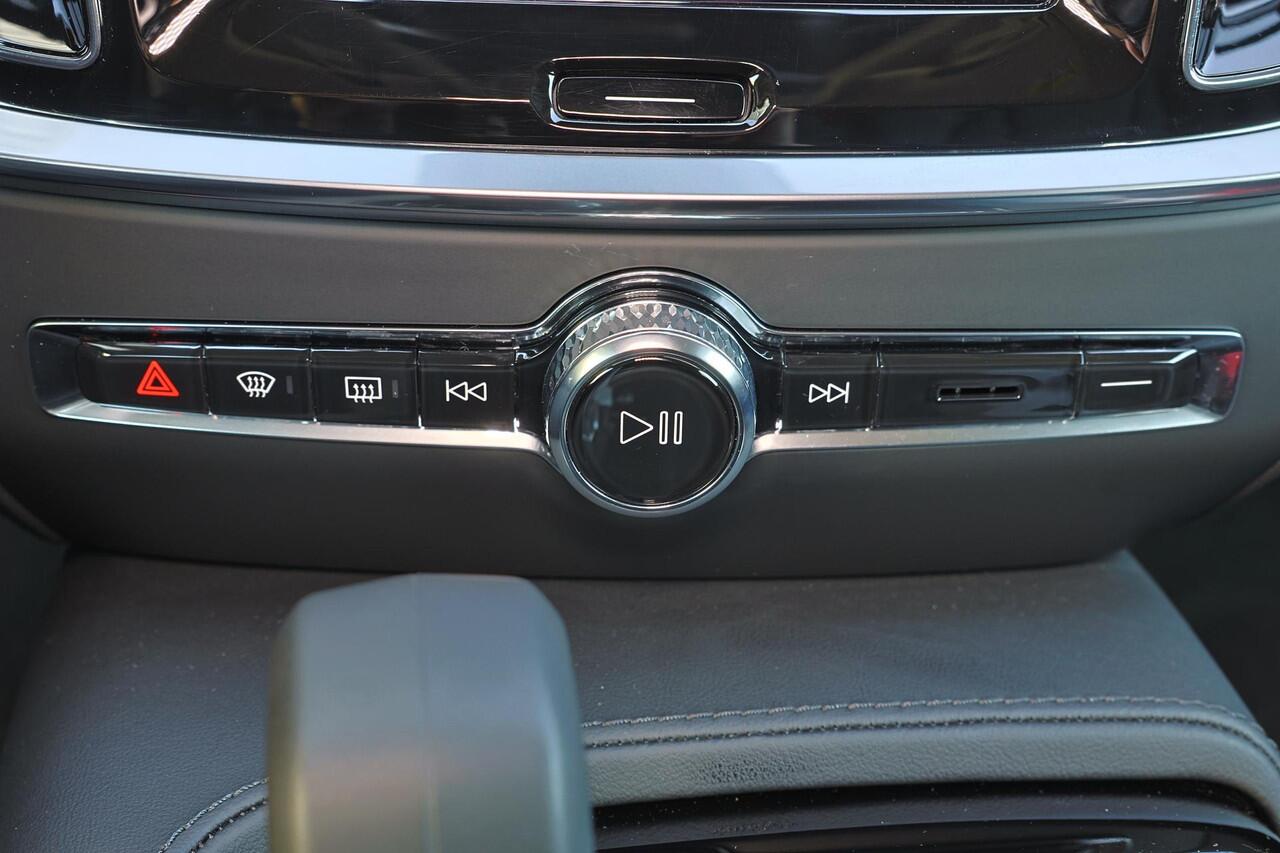 Volvo V60 T6 Recharge AWD Plus Dark - LONG RANGE - IntelliSafe Assist & Surround - 360º Camera - Harman/Kardon audio - Adaptieve LED koplampen - Verwarmde voorstoelen, stuur & achterbank - Parkeersensoren voor & achter - Elektr. bedienb. voorstoelen met geheugen - 