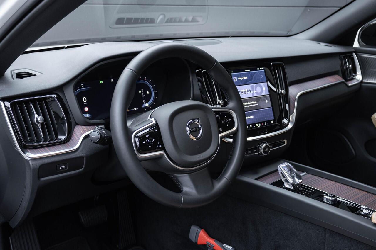 Volvo V60 B4 Automaat Plus Dark | Premium Sound by Harman & Kardon | Elektrisch schuif-/kanteldak | Elektrisch verstelbare voorstoelen met geheugen | Stoelkoeling & verwarming | Elektrische Trekhaak | 360 graden Camera | BLIS | Adaptieve Cruis Control |