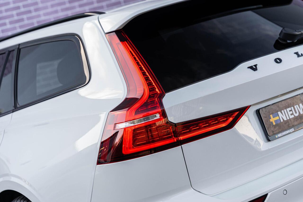 Volvo V60 T6 Recharge AWD Ultra Dark | Styling Kit | Sport Pack | Sportstoelen | Head-Up Display | Schuif-/Kanteldak | Getint Glas | Dodehoekdetectie | Harman Kardon Audio | Stuur-/Stoelverwarming Voor + Achter | Elek. Achterklep | 20" LM | | Google | Longe Range