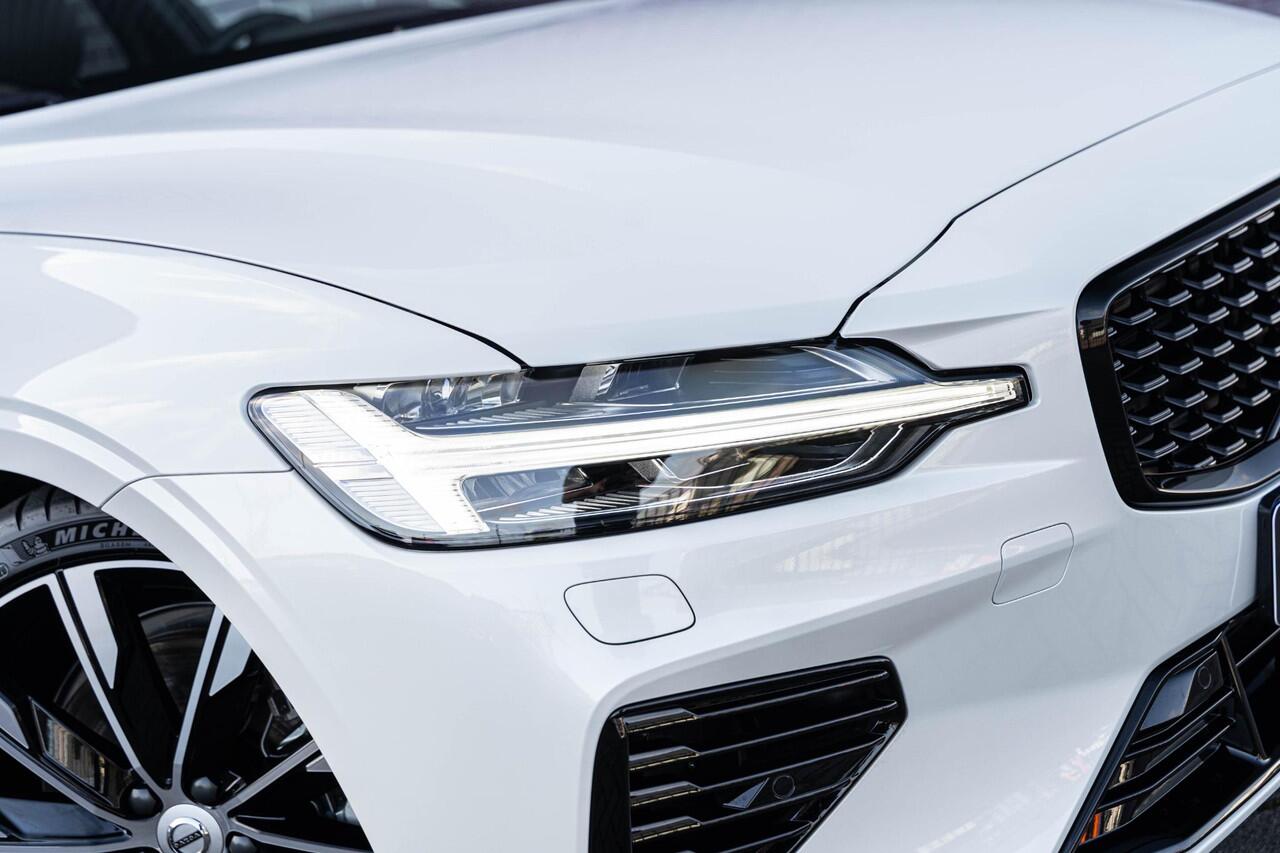 Volvo V60 T6 Recharge AWD Ultra Dark | Styling Kit | Sport Pack | Sportstoelen | Head-Up Display | Schuif-/Kanteldak | Getint Glas | Dodehoekdetectie | Harman Kardon Audio | Stuur-/Stoelverwarming Voor + Achter | Elek. Achterklep | 20" LM | | Google | Longe Range