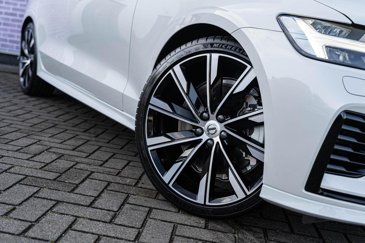 Volvo V60 T6 Recharge AWD Ultra Dark | Styling Kit | Sport Pack | Sportstoelen | Head-Up Display | Schuif-/Kanteldak | Getint Glas | Dodehoekdetectie | Harman Kardon Audio | Stuur-/Stoelverwarming Voor + Achter | Elek. Achterklep | 20" LM | | Google | Longe Range