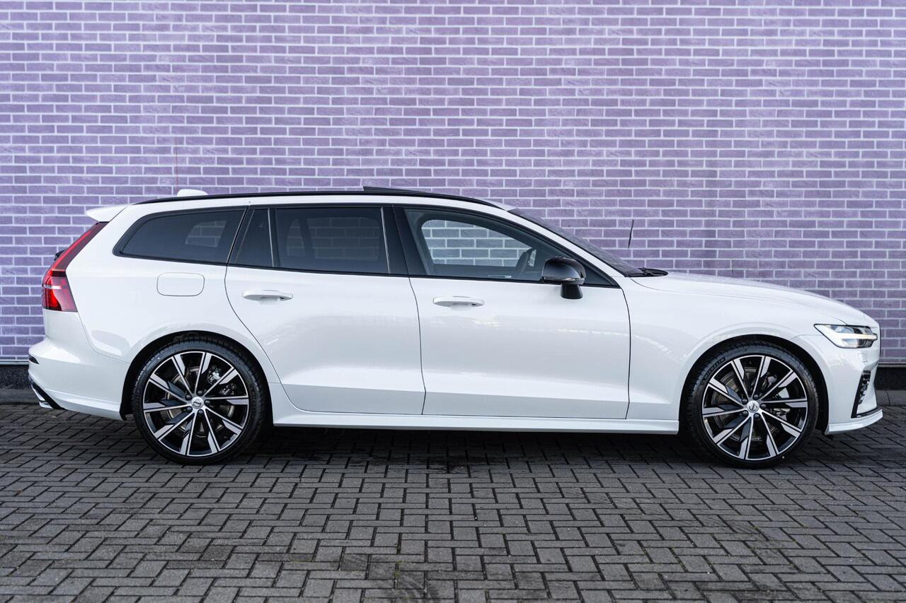 Volvo V60 T6 Recharge AWD Ultra Dark | Styling Kit | Sport Pack | Sportstoelen | Head-Up Display | Schuif-/Kanteldak | Getint Glas | Dodehoekdetectie | Harman Kardon Audio | Stuur-/Stoelverwarming Voor + Achter | Elek. Achterklep | 20" LM | | Google | Longe Range