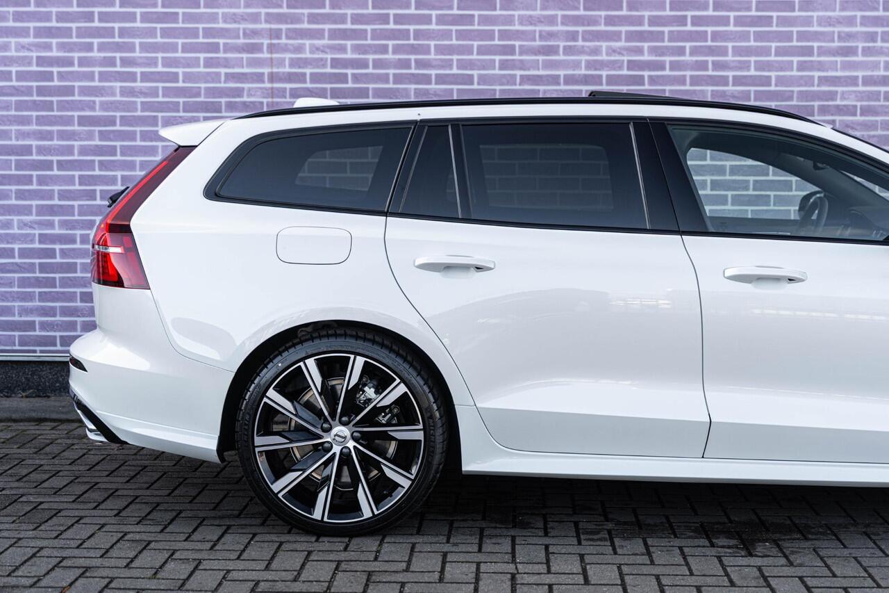Volvo V60 T6 Recharge AWD Ultra Dark | Styling Kit | Sport Pack | Sportstoelen | Head-Up Display | Schuif-/Kanteldak | Getint Glas | Dodehoekdetectie | Harman Kardon Audio | Stuur-/Stoelverwarming Voor + Achter | Elek. Achterklep | 20" LM | | Google | Longe Range