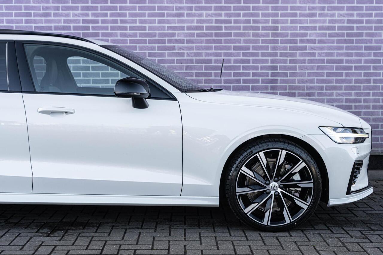 Volvo V60 T6 Recharge AWD Ultra Dark | Styling Kit | Sport Pack | Sportstoelen | Head-Up Display | Schuif-/Kanteldak | Getint Glas | Dodehoekdetectie | Harman Kardon Audio | Stuur-/Stoelverwarming Voor + Achter | Elek. Achterklep | 20" LM | | Google | Longe Range