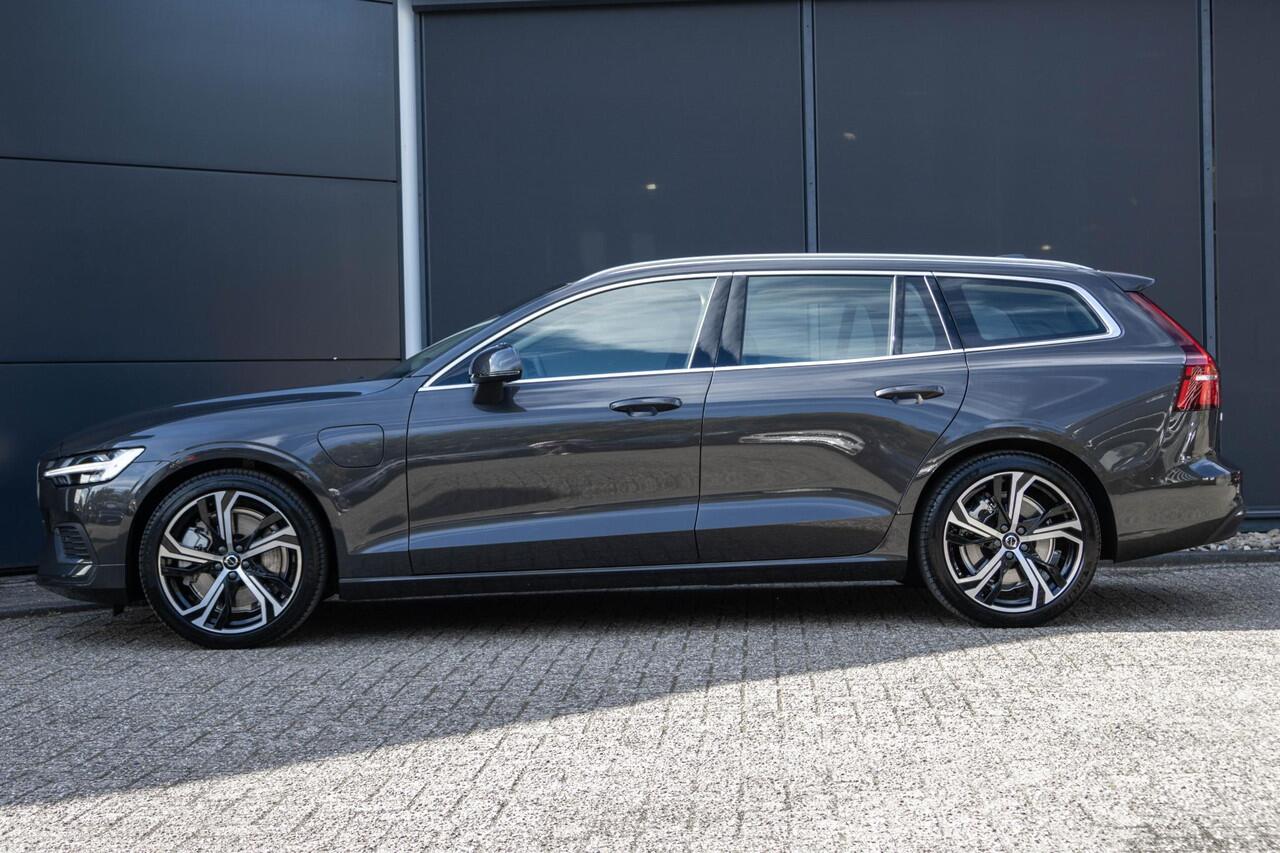 Volvo V60 T6 Plug-in hybrid AWD Plus Bright | Lederen interieur | Semi Elektrische Trekhaak | Keyless | Climate Pack | Elektrisch verstelbare stoelen | Adaptieve Cruise Control | Google Infotainment | 19 inch Lichtmetalen velgen | Parkeercamera en sensoren rondom |