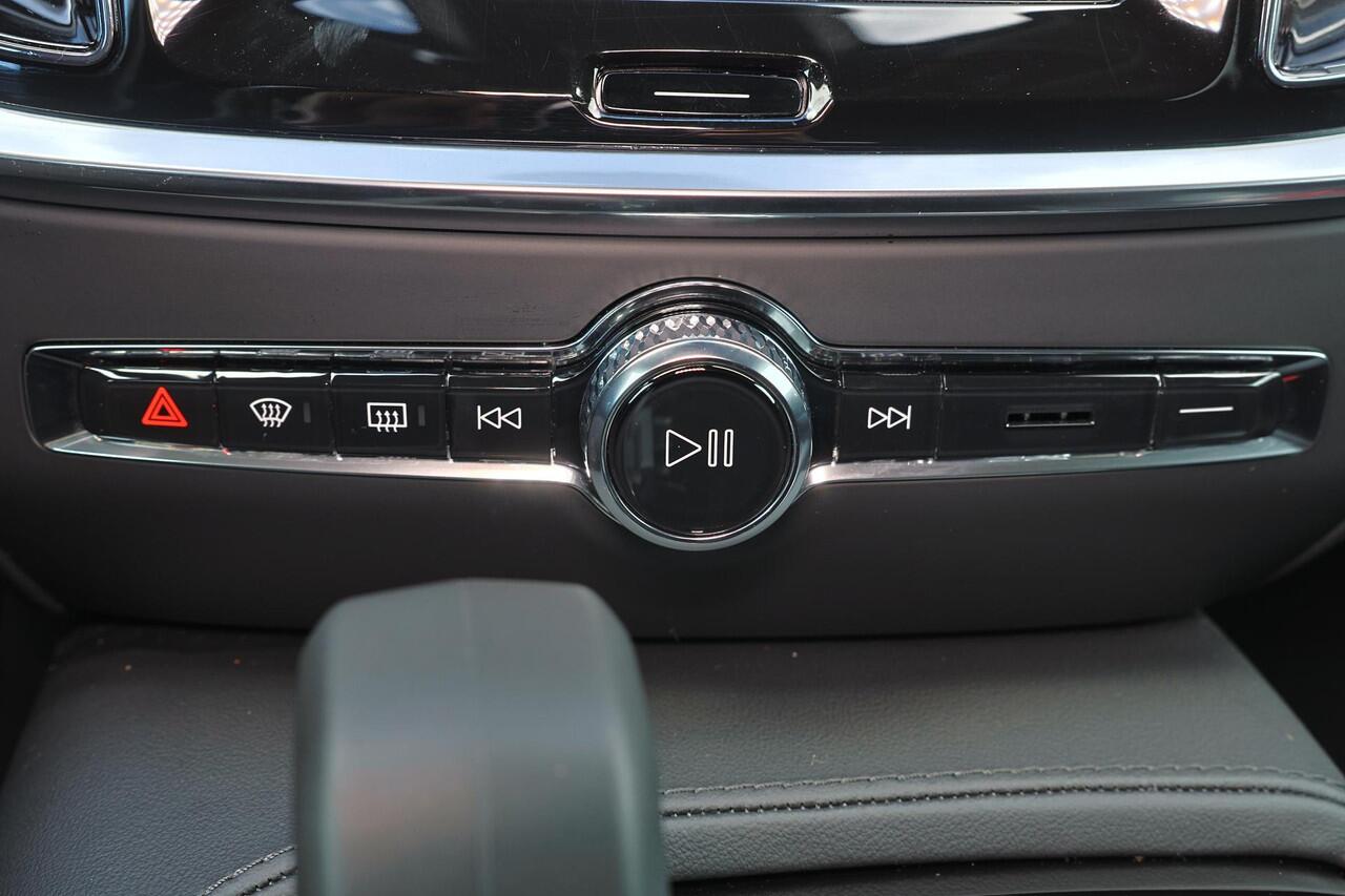 Volvo V60 T6 Recharge AWD Plus Dark - IntelliSafe Assist & Surround - 360º Camera - Harman/Kardon audio - Adaptieve LED koplampen - Verwarmde voorstoelen, stuur & achterbank - Parkeersensoren voor & achter - Elektr. bedienb. voorstoelen met geheugen - Extra getint 