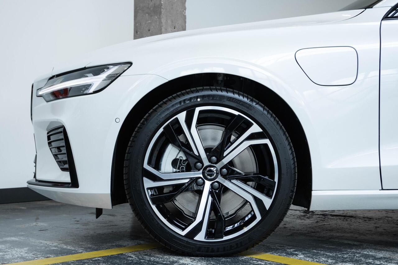 Volvo V60 T6 Plug-in hybrid AWD Plus Dark | Head-Up Display | Schuif/Kantel Panoramadak | Harman Kardon Premium Audio | Nappa Lederen Contourstoelen | 360º Camera | Keyless