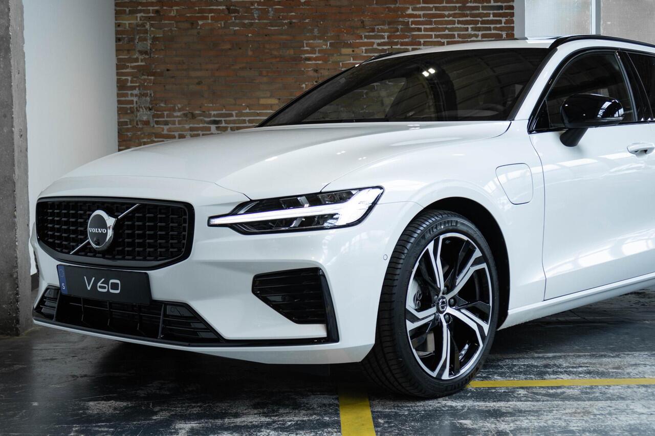 Volvo V60 T6 Plug-in hybrid AWD Plus Dark | Head-Up Display | Schuif/Kantel Panoramadak | Harman Kardon Premium Audio | Nappa Lederen Contourstoelen | 360º Camera | Keyless