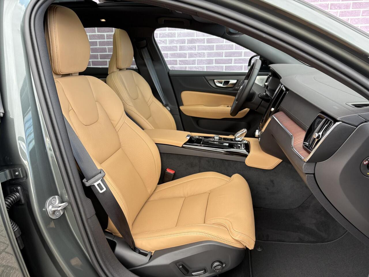 Volvo V60 2.0 T6 Plug-in hybrid AWD Ultra Dark | Styling Pack | Bowers & Wilkins | Massage | Stoel ventilatie + Verwarming | Panorama Schuifdak | HUD | Adaptieve Cruise | BLIS | 360° Camera |