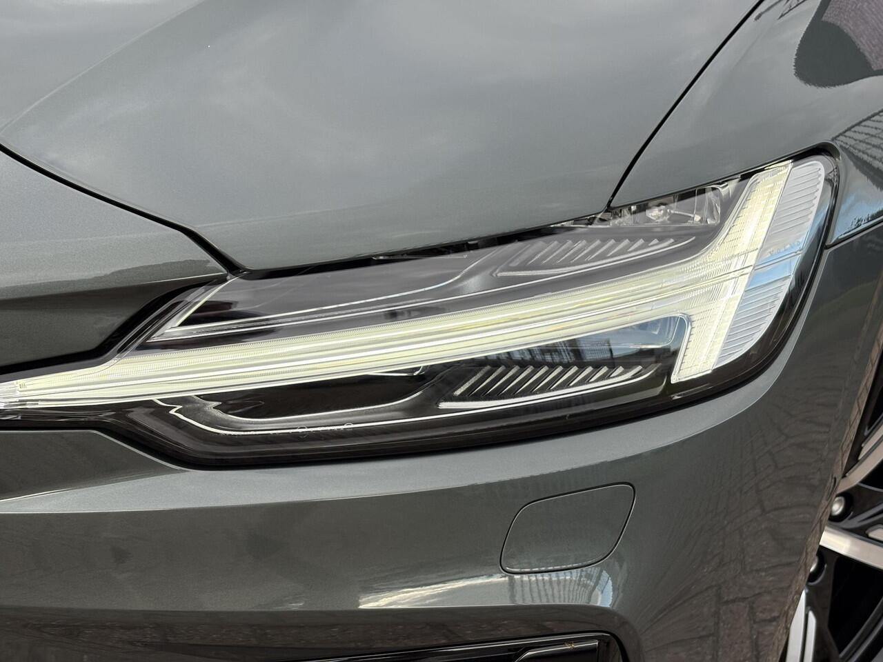 Volvo V60 2.0 T6 Plug-in hybrid AWD Ultra Dark | Styling Pack | Bowers & Wilkins | Massage | Stoel ventilatie + Verwarming | Panorama Schuifdak | HUD | Adaptieve Cruise | BLIS | 360° Camera |