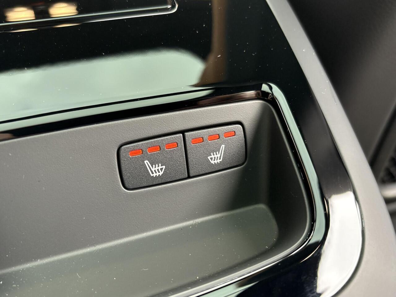 Volvo V60 2.0 T6 Plug-in hybrid AWD Ultra Dark | Styling Pack | Bowers & Wilkins | Massage | Stoel ventilatie + Verwarming | Panorama Schuifdak | HUD | Adaptieve Cruise | BLIS | 360° Camera |