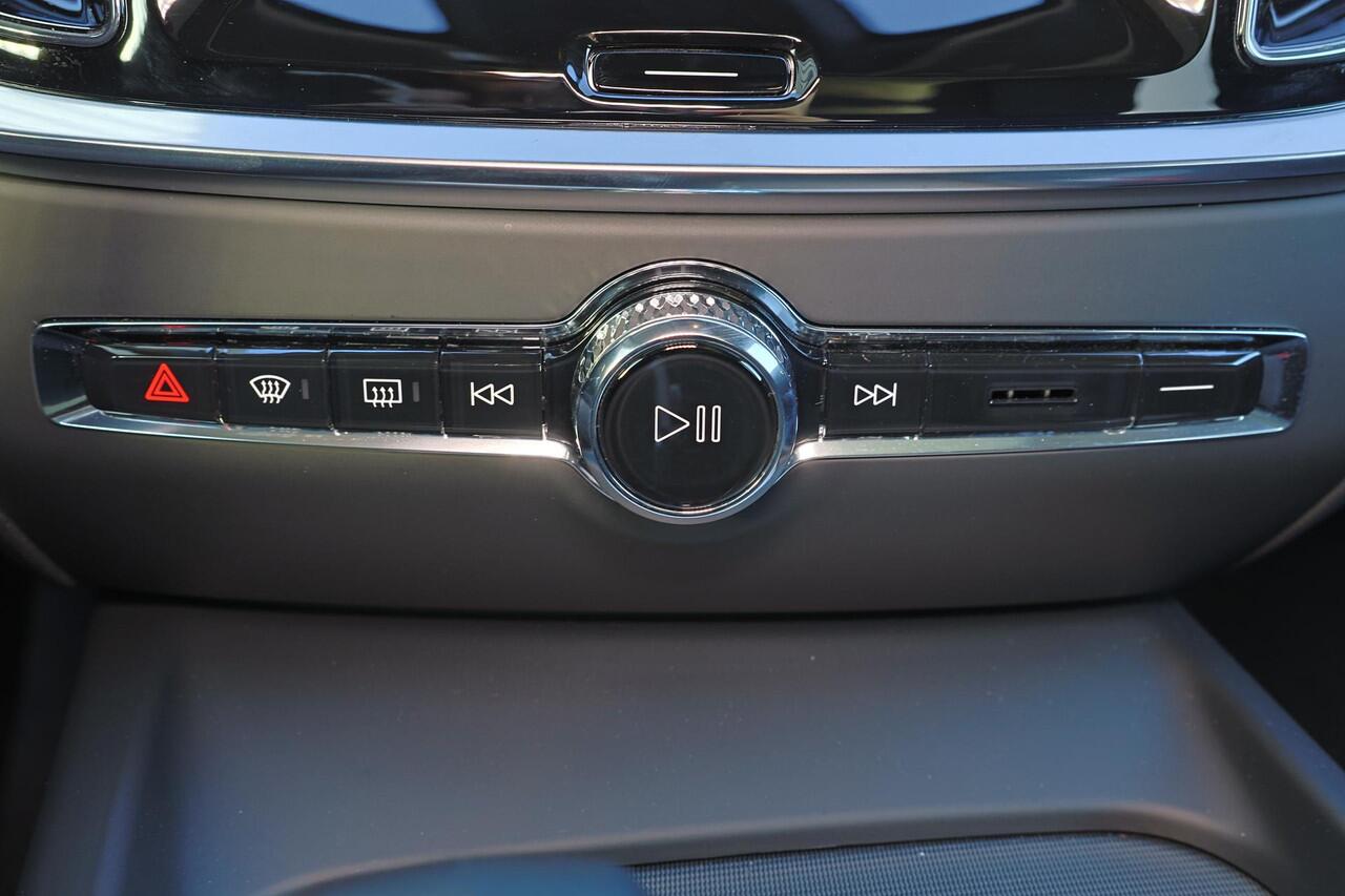 Volvo V60 B4 Plus Dark - Panorama/schuifdak - IntelliSafe Assist & Surround - 360º Camera - Harman/Kardon audio - Adaptieve LED koplampen - Verwarmde voorstoelen, stuur & achterbank - Parkeersensoren voor & achter - Elektr. bedienb. voorstoelen met geheugen - Draad