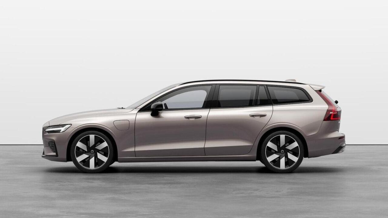 Volvo V60 T8 Plug-in hybrid AWD Plus Perform. Ed. Dark | Dec. 2025 Leverbaar | Panoramisch Schuif-/Kanteldak | Polestar Performance | Adaptieve Cruise Control | BLIS | 360 Graden Camera | Extra Getint Glas | 19 Inch Lichtmetalen velgen | Harman Kardon Premium Sound