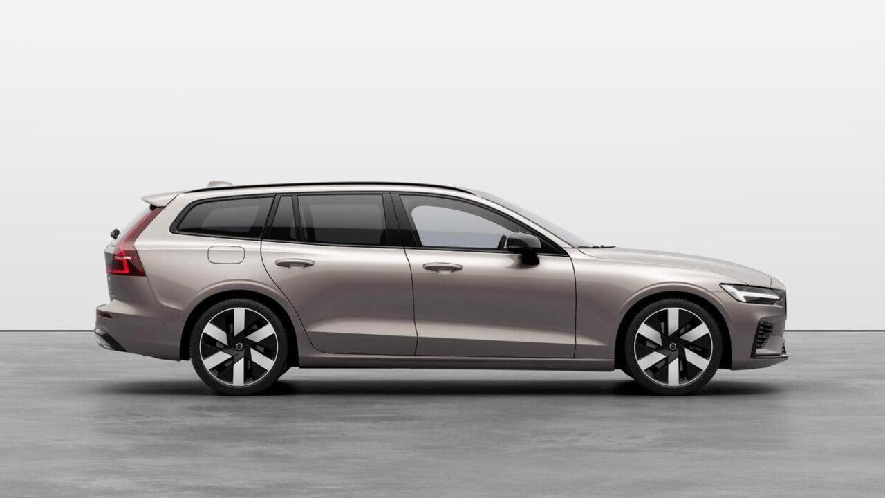 Volvo V60 T8 Plug-in hybrid AWD Plus Perform. Ed. Dark | Dec. 2025 Leverbaar | Panoramisch Schuif-/Kanteldak | Polestar Performance | Adaptieve Cruise Control | BLIS | 360 Graden Camera | Extra Getint Glas | 19 Inch Lichtmetalen velgen | Harman Kardon Premium Sound